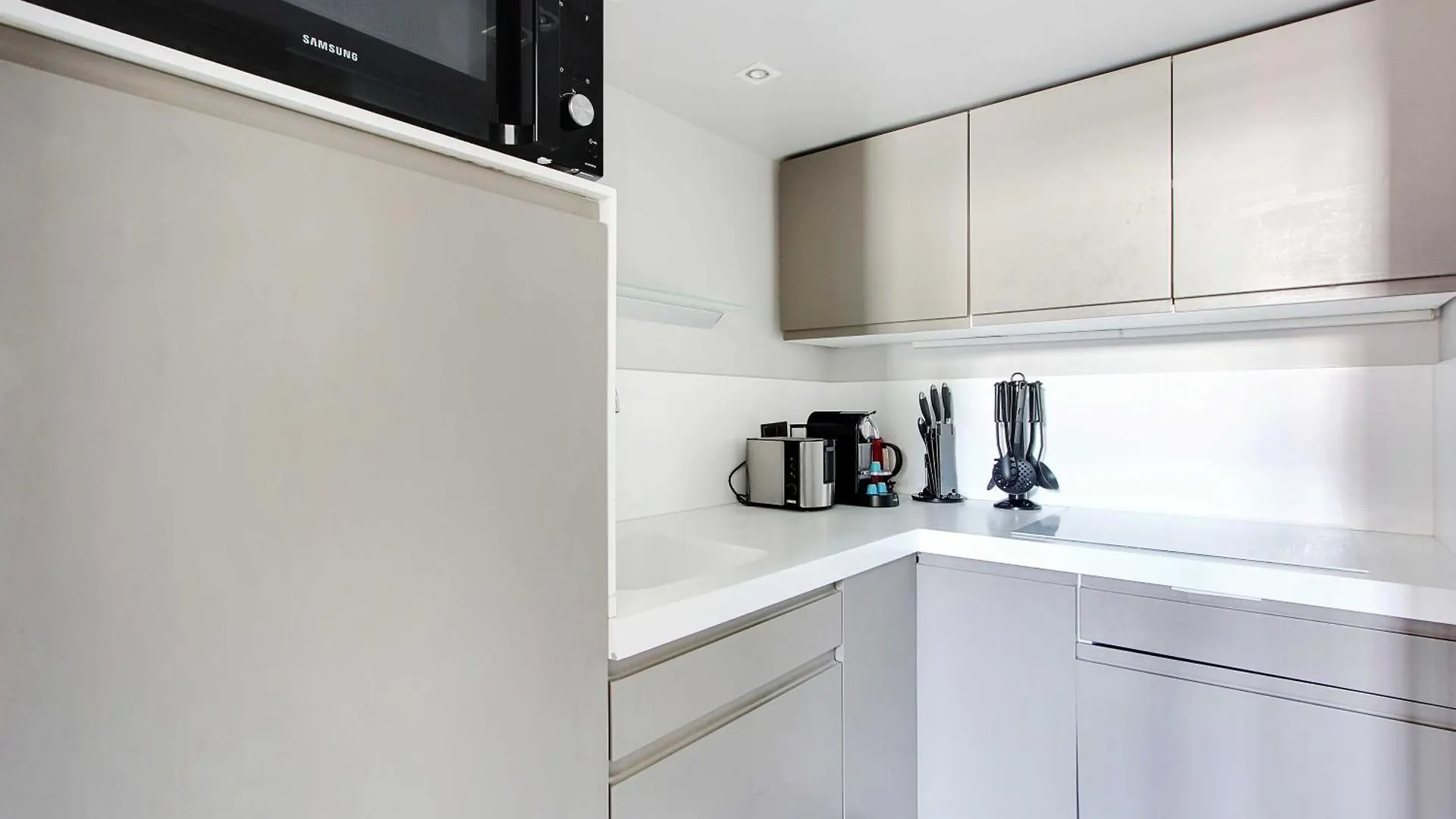 Magnificent - 2br- 7p - Jardin Herold Paris